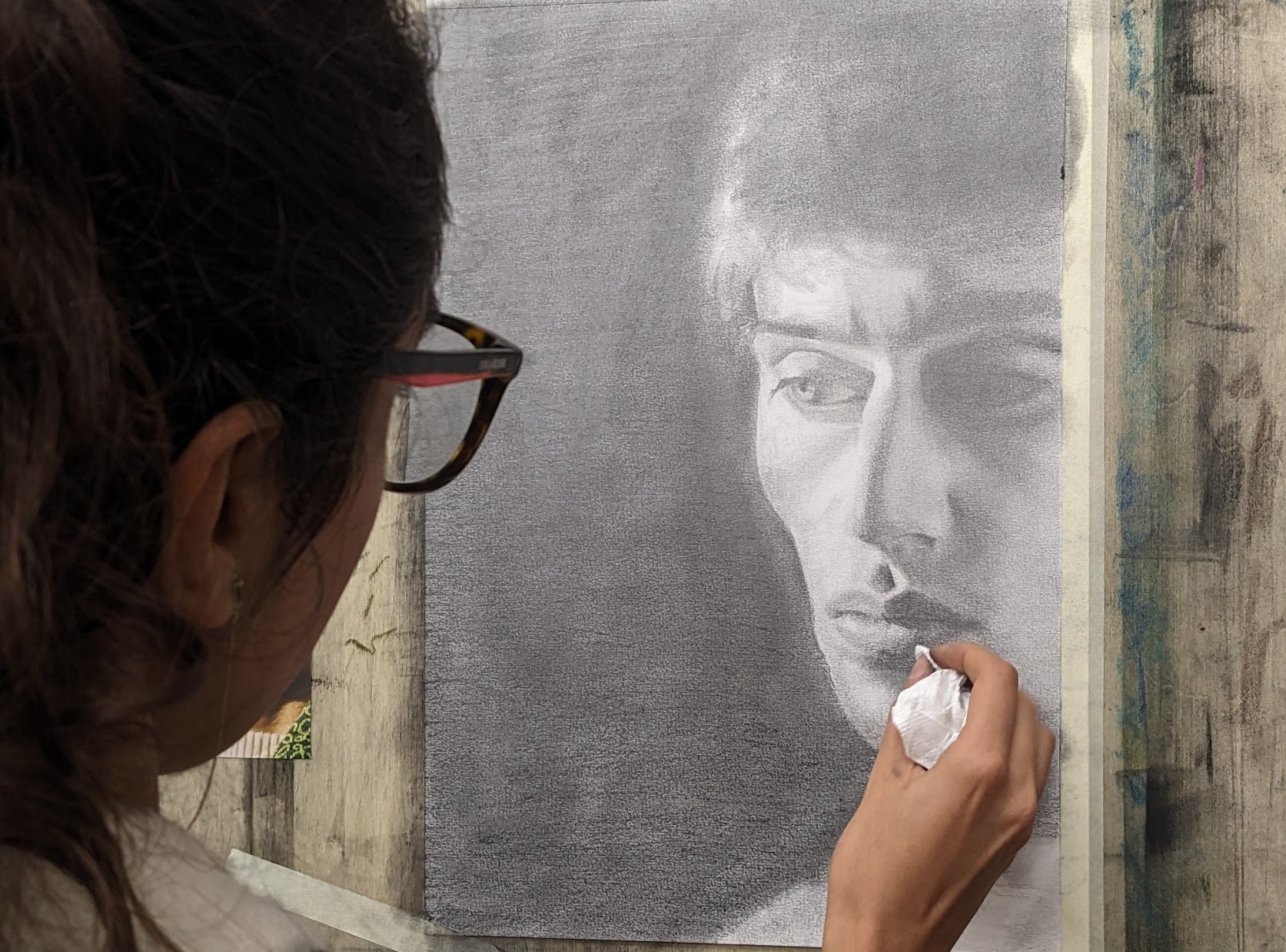 Alumna trabajando un retrato a carboncillo